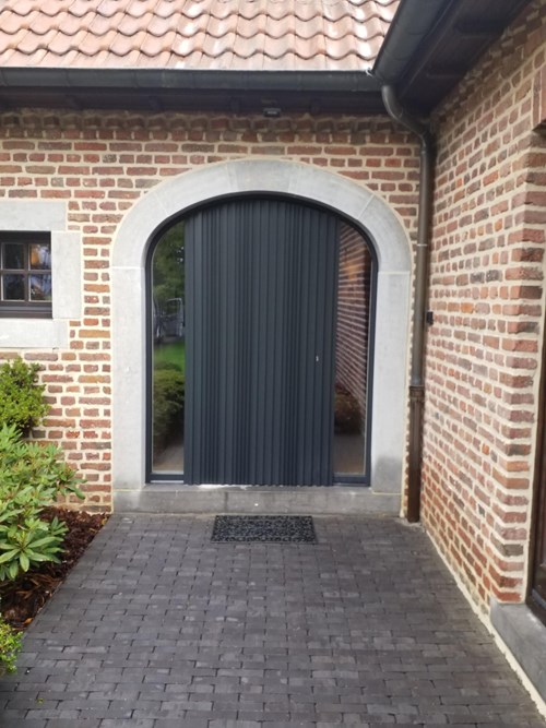 Porte en bois bardée aluminium